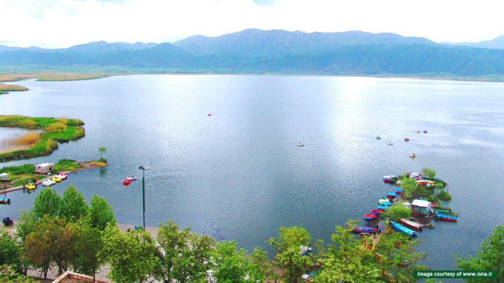 Der Zarivar-See, der einzige Süßwassersee Irans, mit einem Regenbogen aus Tier- und Pflanzenarten.